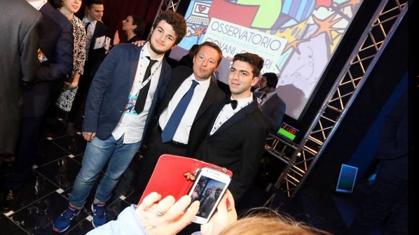 Andrea Ceccherini, presidente Osservatorio Permanente Giovani Editori, con due ragazzi del pubblico