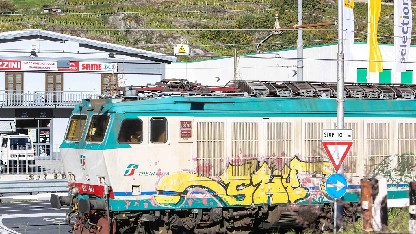 I treni bersaglio di scritte e graffiti (Foto archivio)