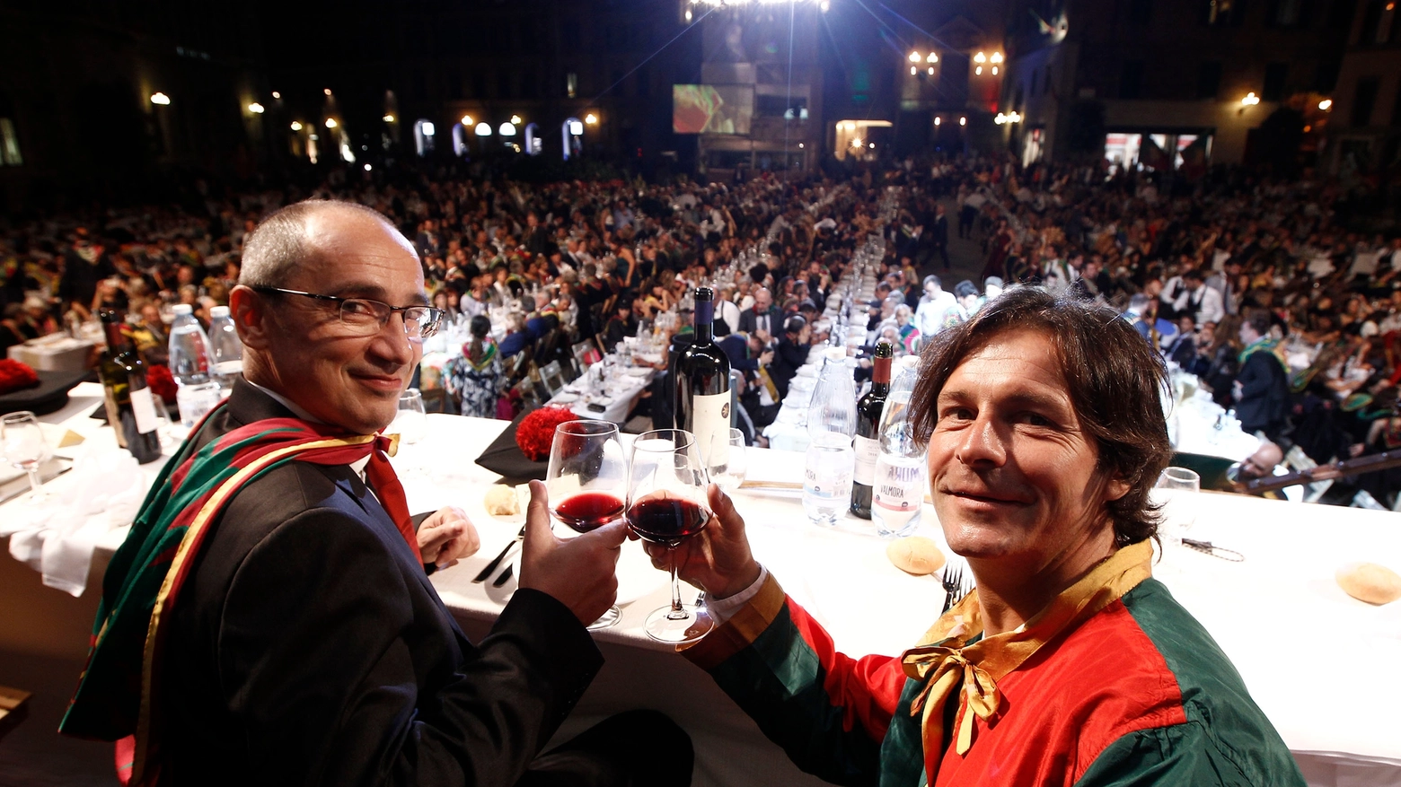 Il capitano Miraldi con Brio durante la cena della vittoria (Foto Lazzeroni)