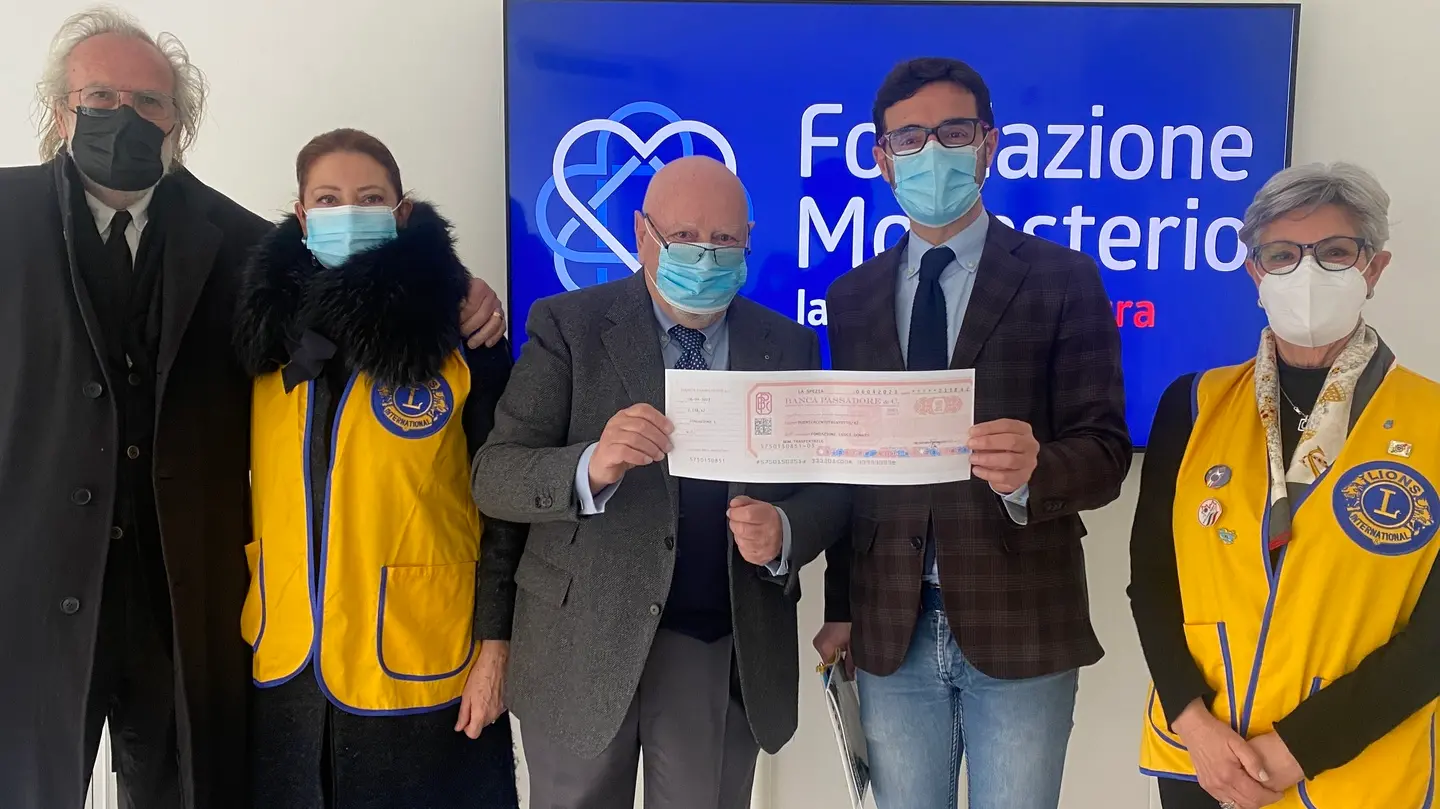 La consegna a Marco Torre dell’assegno che testimonia l’importante somma La consegna a Marco Torre dell’assegno che testimonia l’importante somma