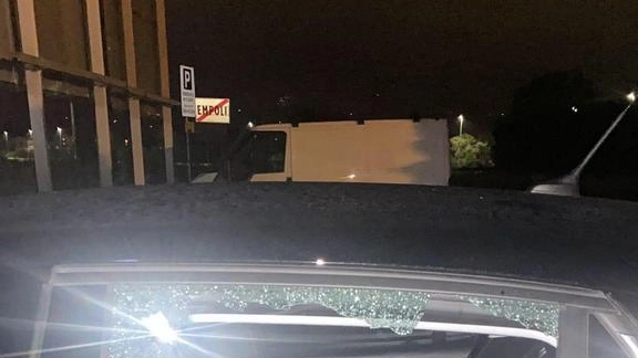 Auto nel mirino dei ladri. Vetri sfondati e furti. Raid nell’area di sosta