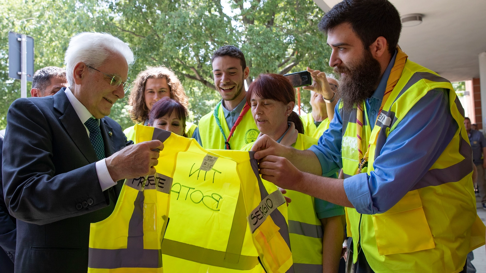 <p>Mattarella in Emilia-Romagna: “Ho visto tante ferite, ma so che ce la farete” / <a href="https://www.ilrestodelcarlino.it/cronaca/alluvione-mattarella-musumeci-k1c1mjyq">Musumeci: “Governo non invitato”. La risposta del Colle</a> / <a href="https://www.quotidiano.net/economia/tasse-alluvionati-romagna-17f5370f">Stop alle tasse, quanto sale la busta paga</a></p>
