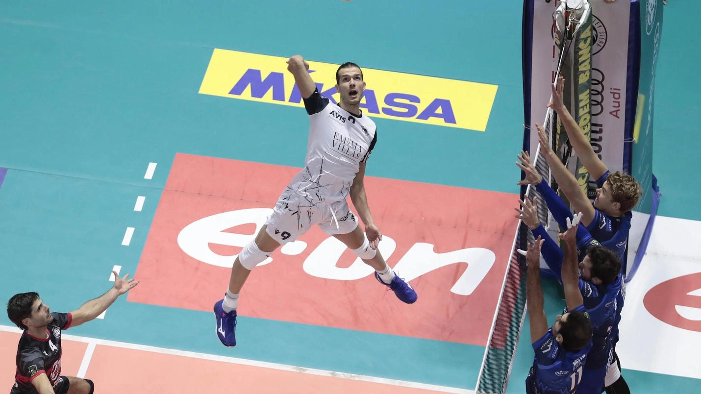 La Emma Villas Siena cede al tiebreak a Cuneo dopo una super rimonta da 0-2 a 2-2. Non bastano i 21 punti di Krauchuk, i 15 di Pierotti e i 14 di Copelli. La differenza la fa l'avvio migliore degli ospiti nel quinto set. Prossima occasione di riscatto fra tre giorni contro la capolista Grottazzolina.