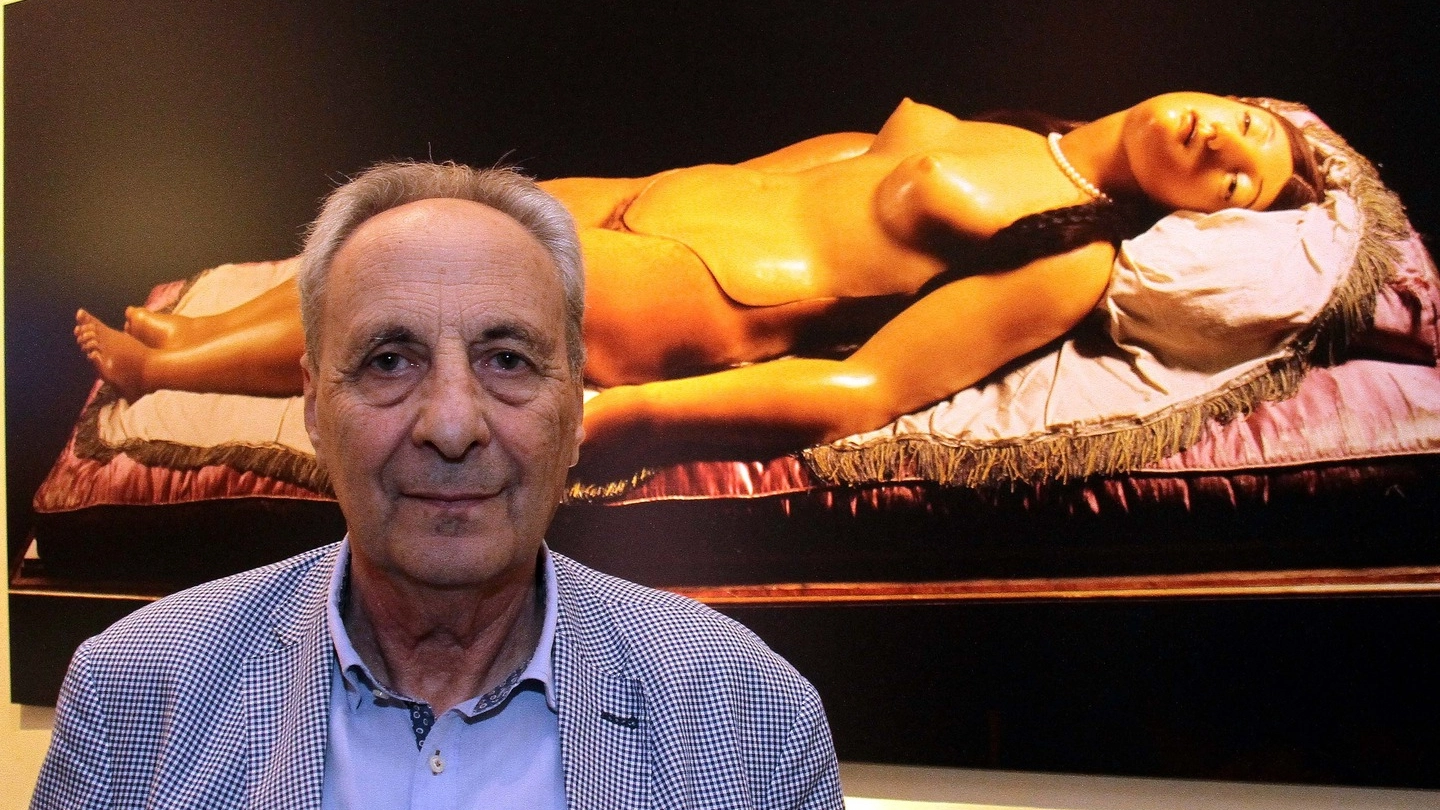 L’ARTISTA Il fotografo Aurelio Amendola, durante una sua mostra all’interno di Palazzo Pitti a Firenze