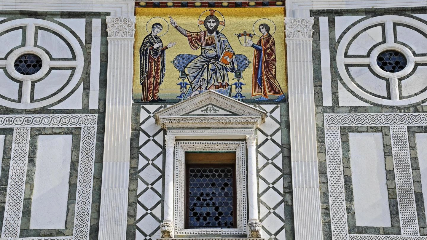 Vetrate della facciata dell'abbazia di San Miniato in frantumi (foto Ansa)