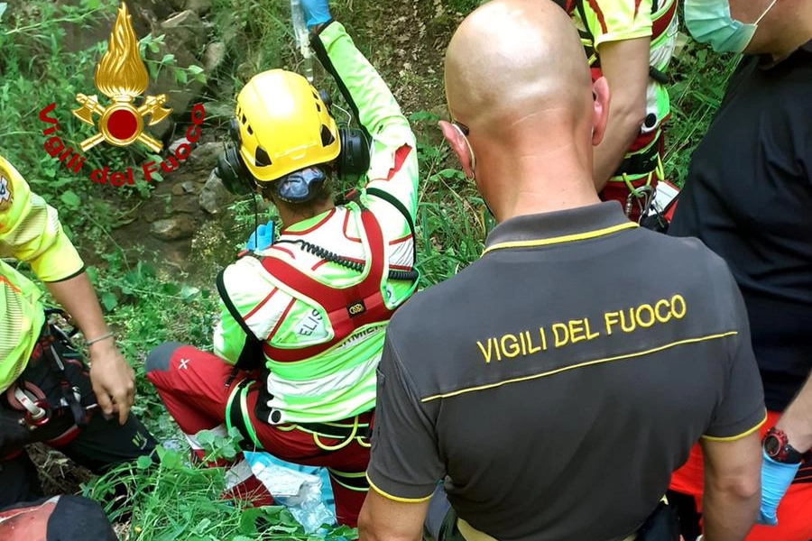 I soccorsi si calano dall'elicottero