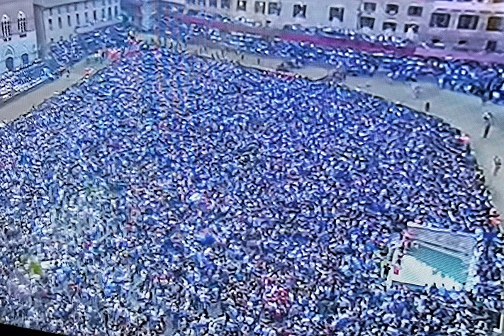 La folla in piazza del Campo