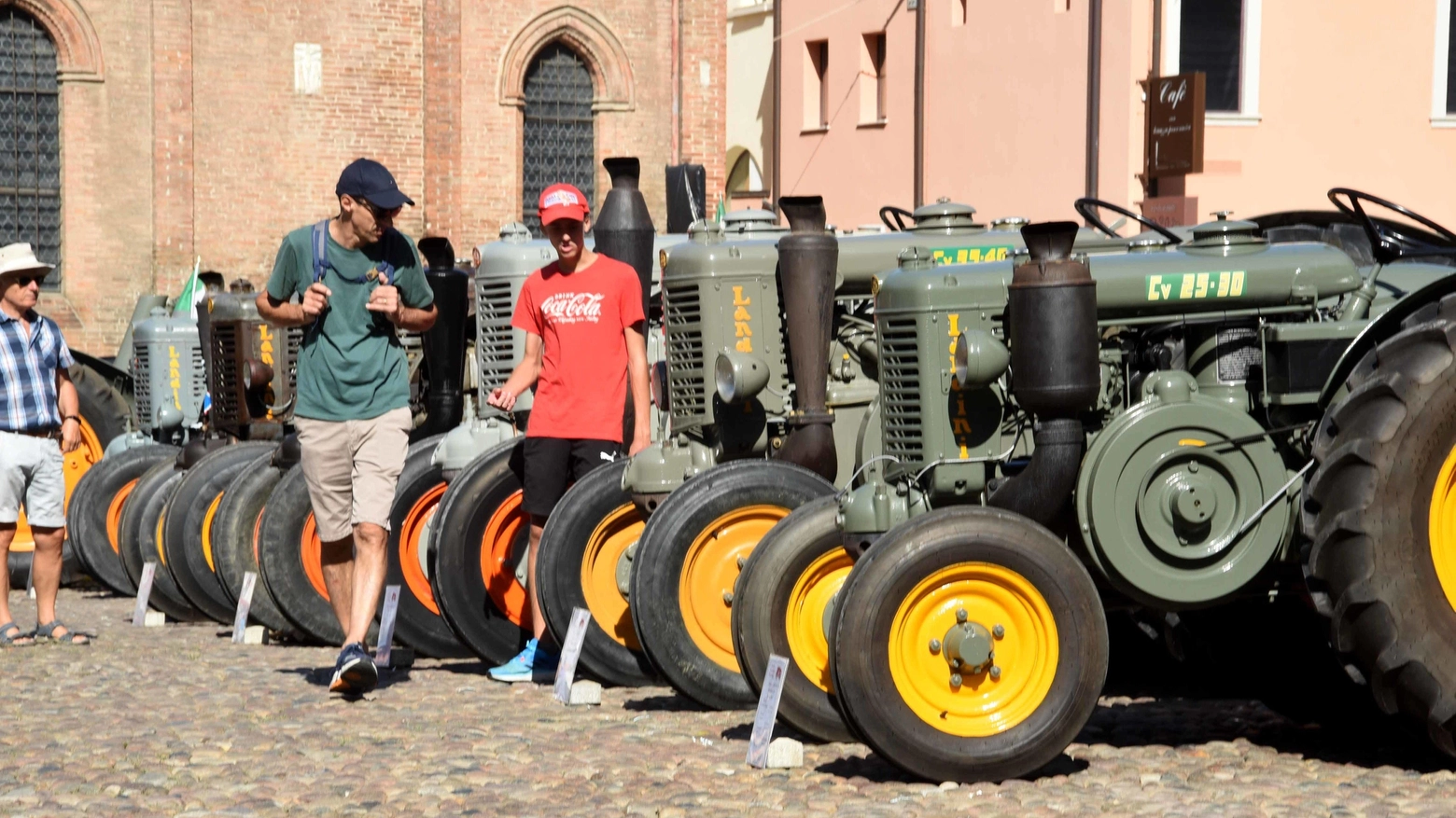 Un’invasione di trattori  Dalla sfilata per il centro  ai modellini d’epoca  E la mietitura si fa show