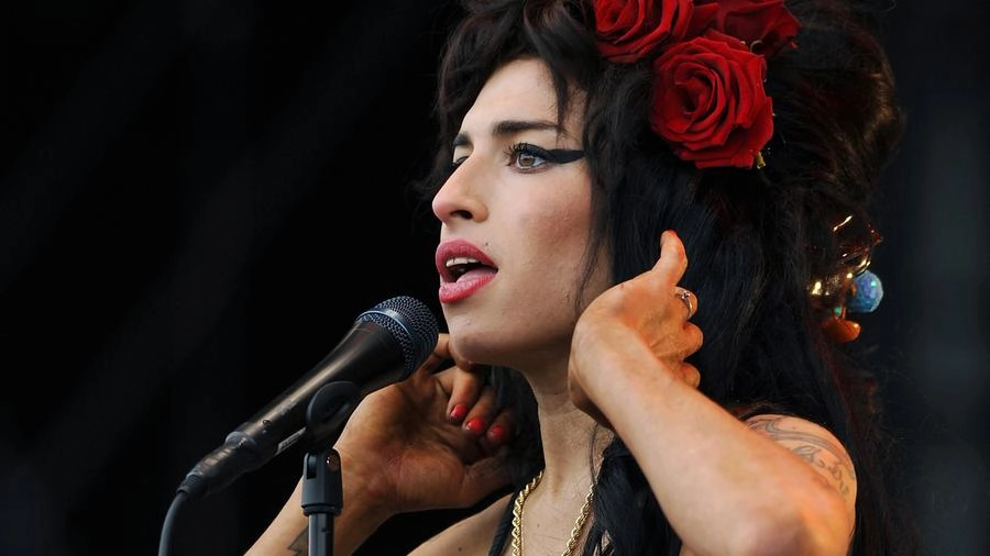 Un ritratto di Any Winehouse ripresa in concerto