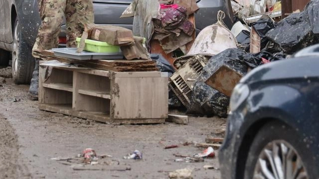 La città resta in allerta. Sacchi di sabbia sul ponte. E scuole ancora chiuse. Sospese tutte le bollette La città resta in allerta. Sacchi di sabbia sul ponte. E scuole ancora chiuse. Sospese tutte le bollette