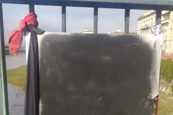 La targa vandalizzata
