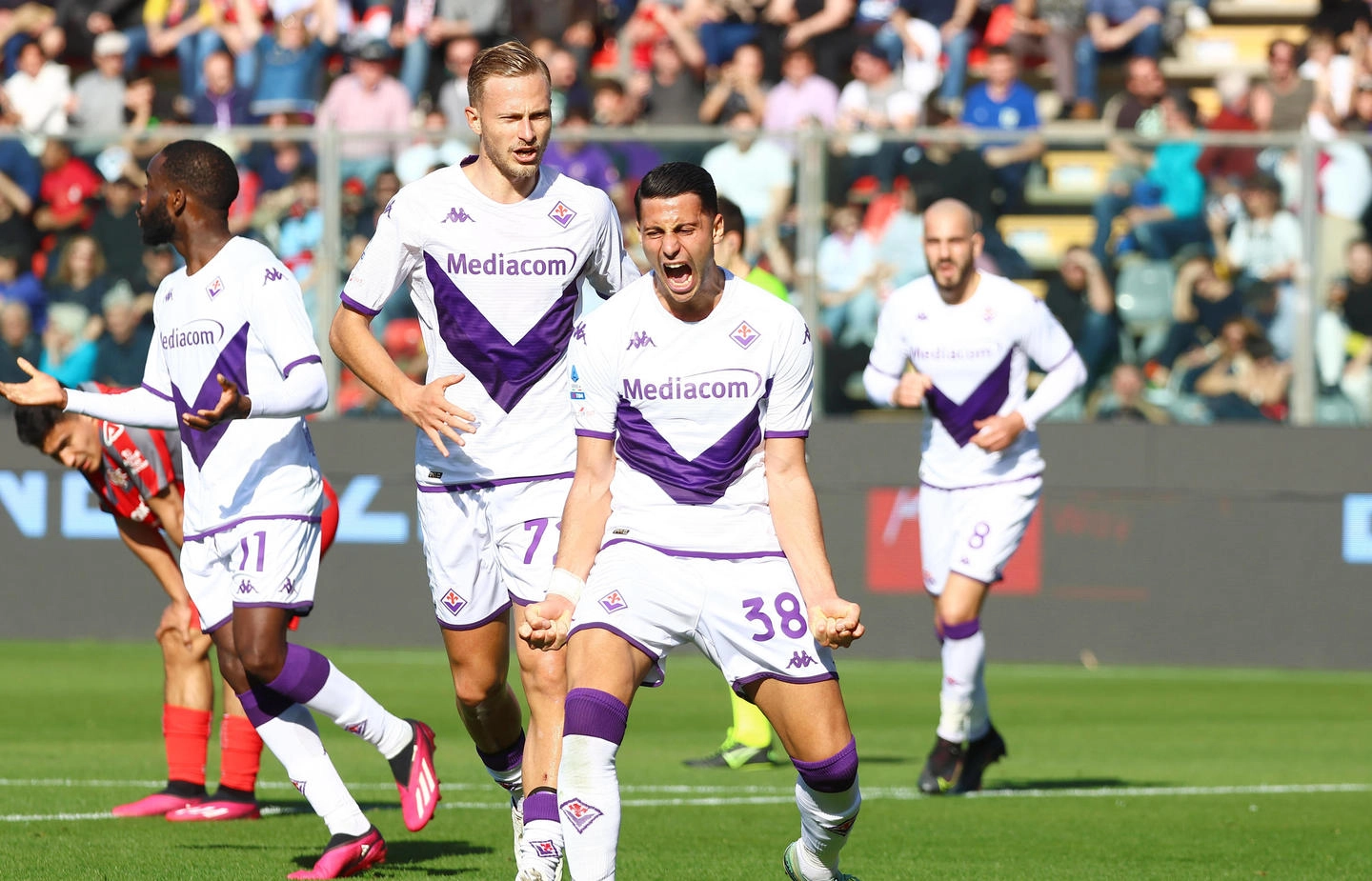 Fiorentina's Rolando Mandragora scores the goal 0-1 during the Italian Serie A soccer match US Cremonese vs ACF Fiorentina at Giovanni Zini stadium in Cremona, Italy, 12 March 2023.ANSA/FILIPPO VENEZIA