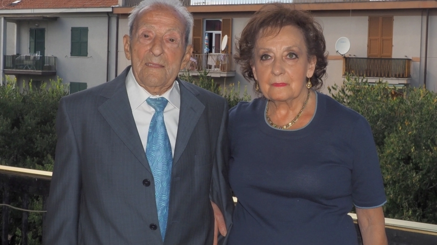 L’ultracentenario Albertino ‘Umberto’ Bevilacqua nel suo appartamento alla Spezia insieme alla figlia Albertina 