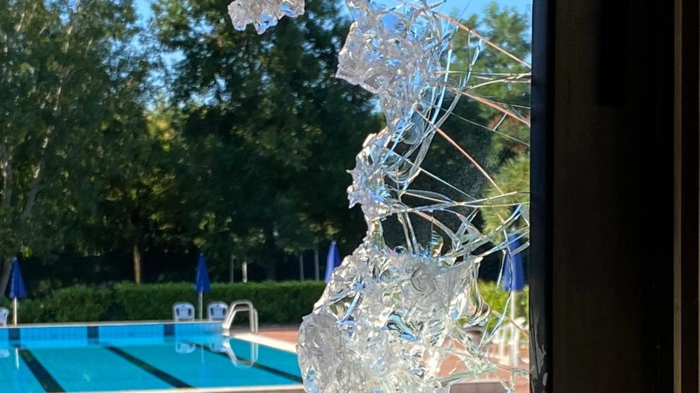 Uno dei vetri rotti alla piscina di via Cimabue