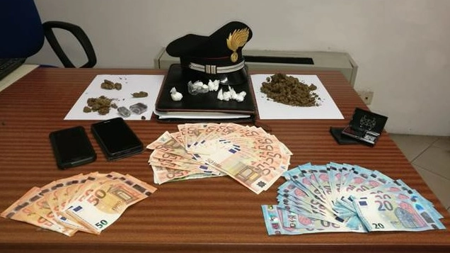 Droga e denaro posti sotto sequestro dai carabinieri