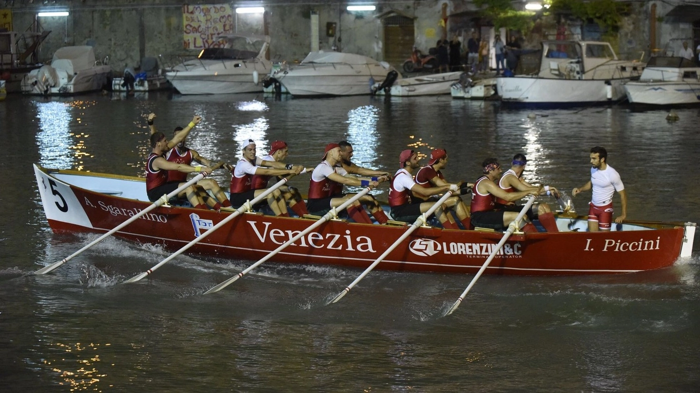 Il «missile» rossobianco del Venezia (Foto Novi)