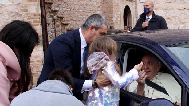 Il saluto di una bambina al Papa a Assisi