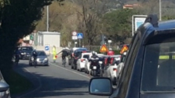 La coda di macchine in attesa del proprio turno per attraversare il ponte La coda di macchine in attesa del proprio turno per attraversare il ponte