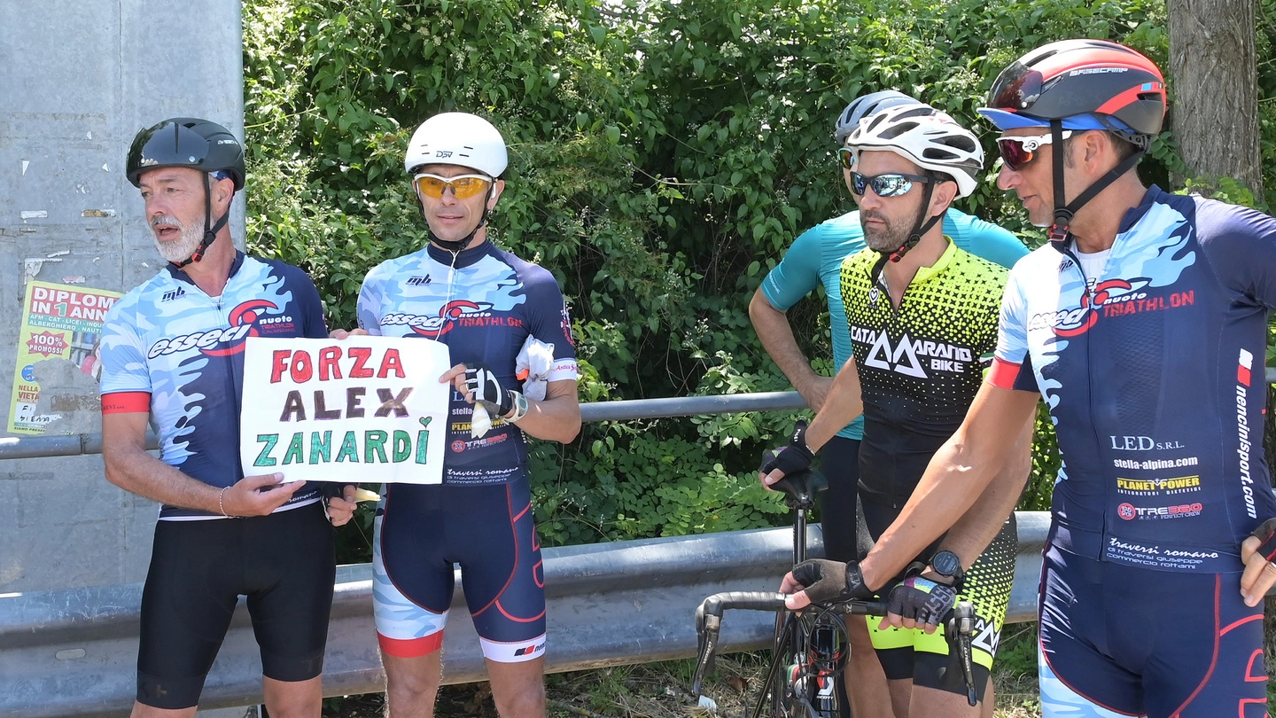 Ciclisti per Zanardi davanti alle Scotte (Lazzeroni)