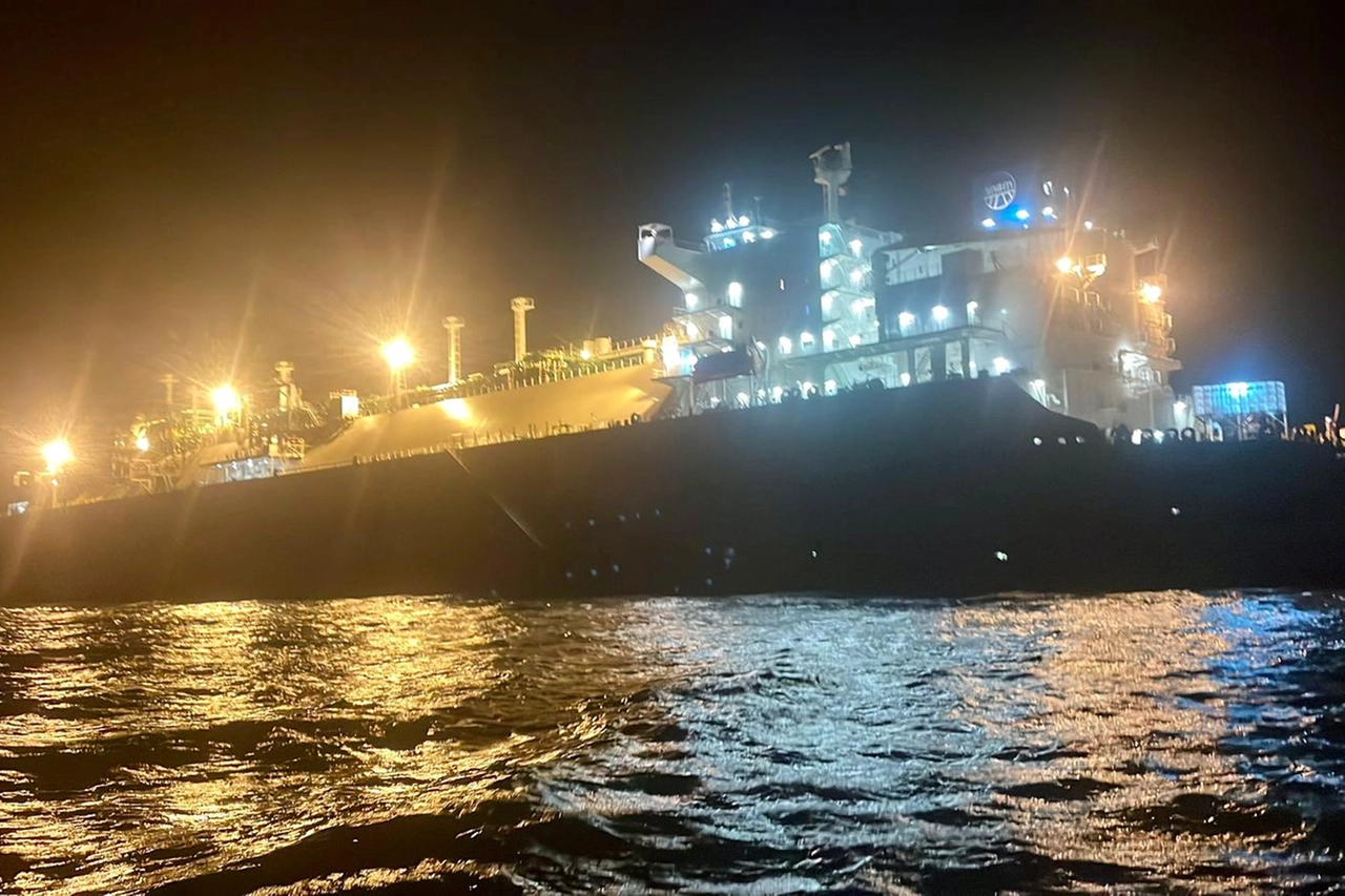 La Golar Tundra vista da sottobordo nelle acque di Piombino (Foto Novi)