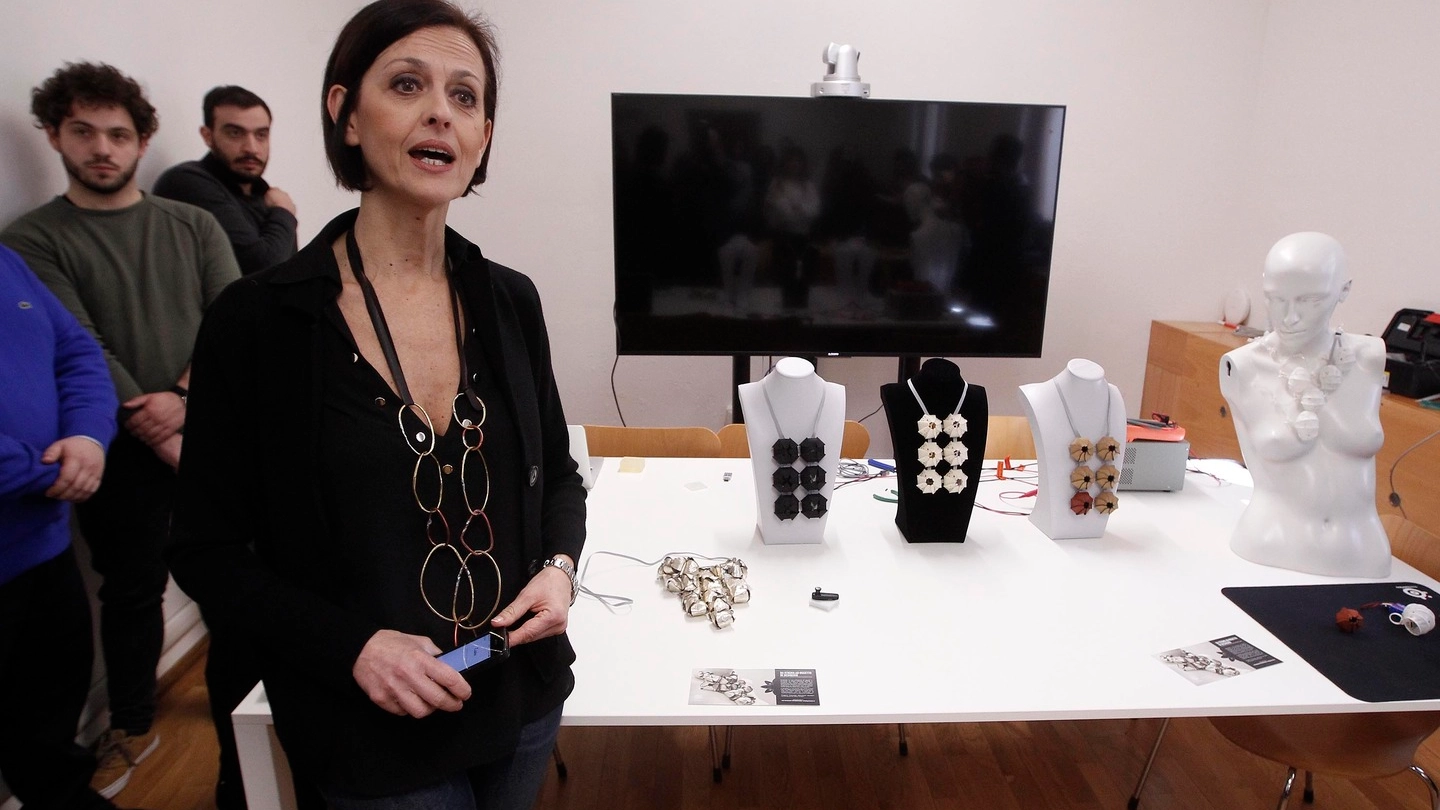 La professoressa Patrizia Marti e i gioielli del progetto (Foto Lazzeroni)