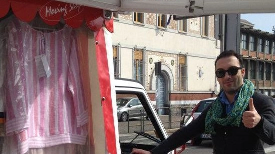 L’Ape Piaggio diventa bancarella ambulante: un’idea sperimentata con successo a Milano, Roma e tra i vip del Forte dei Marmi