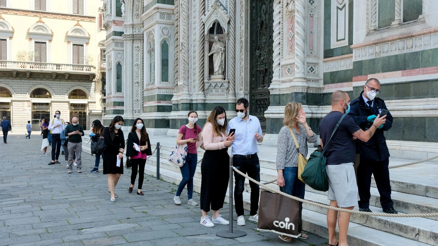 La coda per entrare in Duomo (New Press Photo)