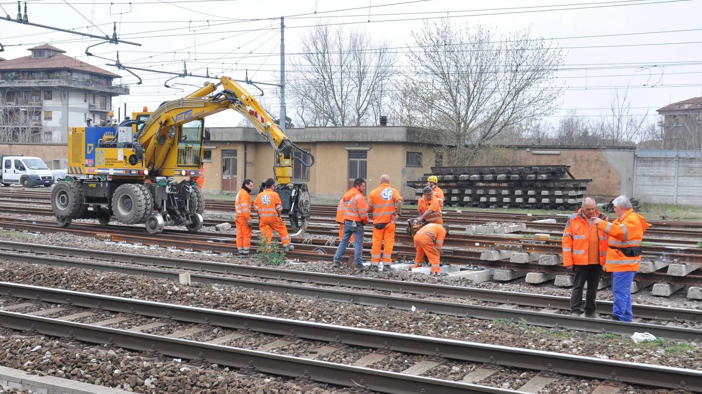 Operai al lavoro lungo i binari (foto d’archivio) Operai al lavoro lungo i binari (foto d’archivio)
