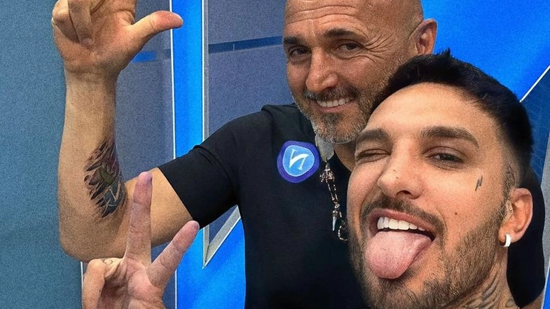 Valentino Russo, tatuatore a Siena, con Luciano Spalletti e lo scudetto sul braccio