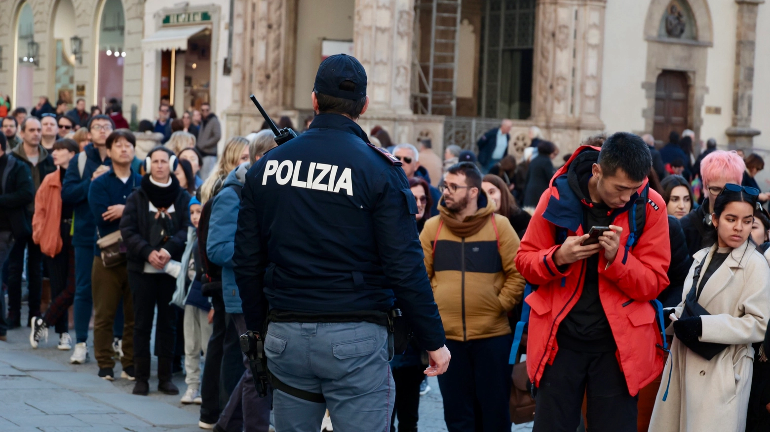 Allarme in Duomo per una valigia sospetta: evacuata la cattedrale. Polizia sul posto (New Press Photo)