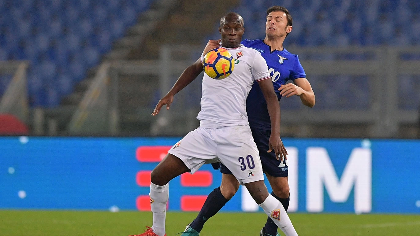 Babacar in azione contro Radu durante la sfida di Coppa Italia Lazio-Fiorentina