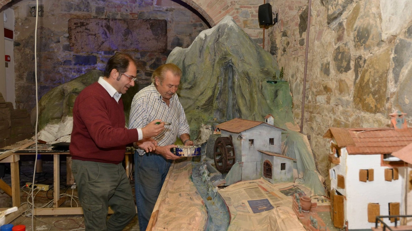 Francangelo Saccardi (a sin) e il Maestro Roberto Orsini preparano il presepe di San Donat