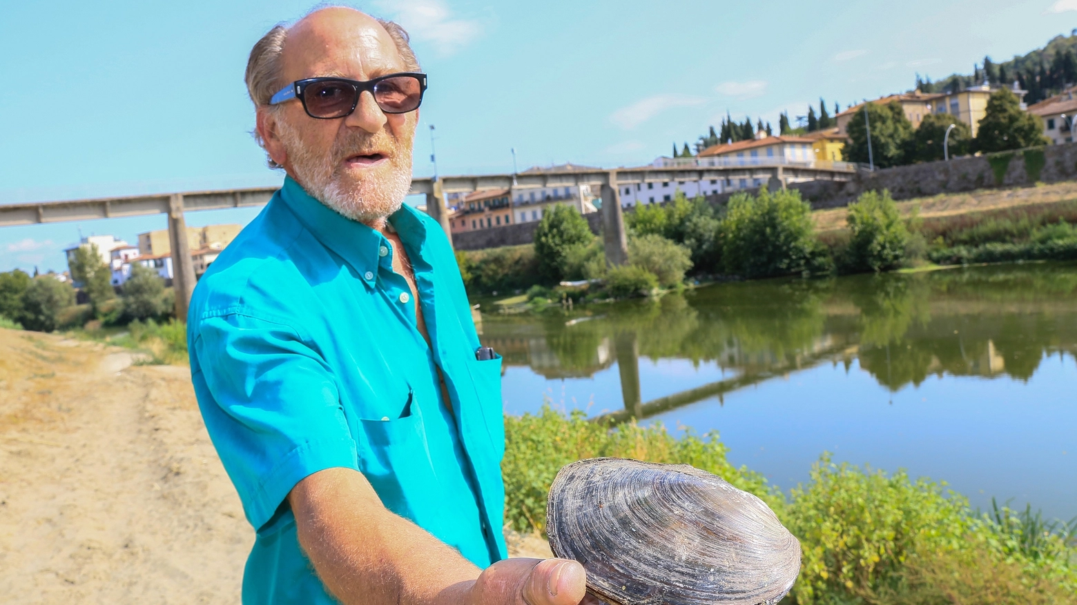 Vito Gentile con la maxi conchiglia trovata in Arno