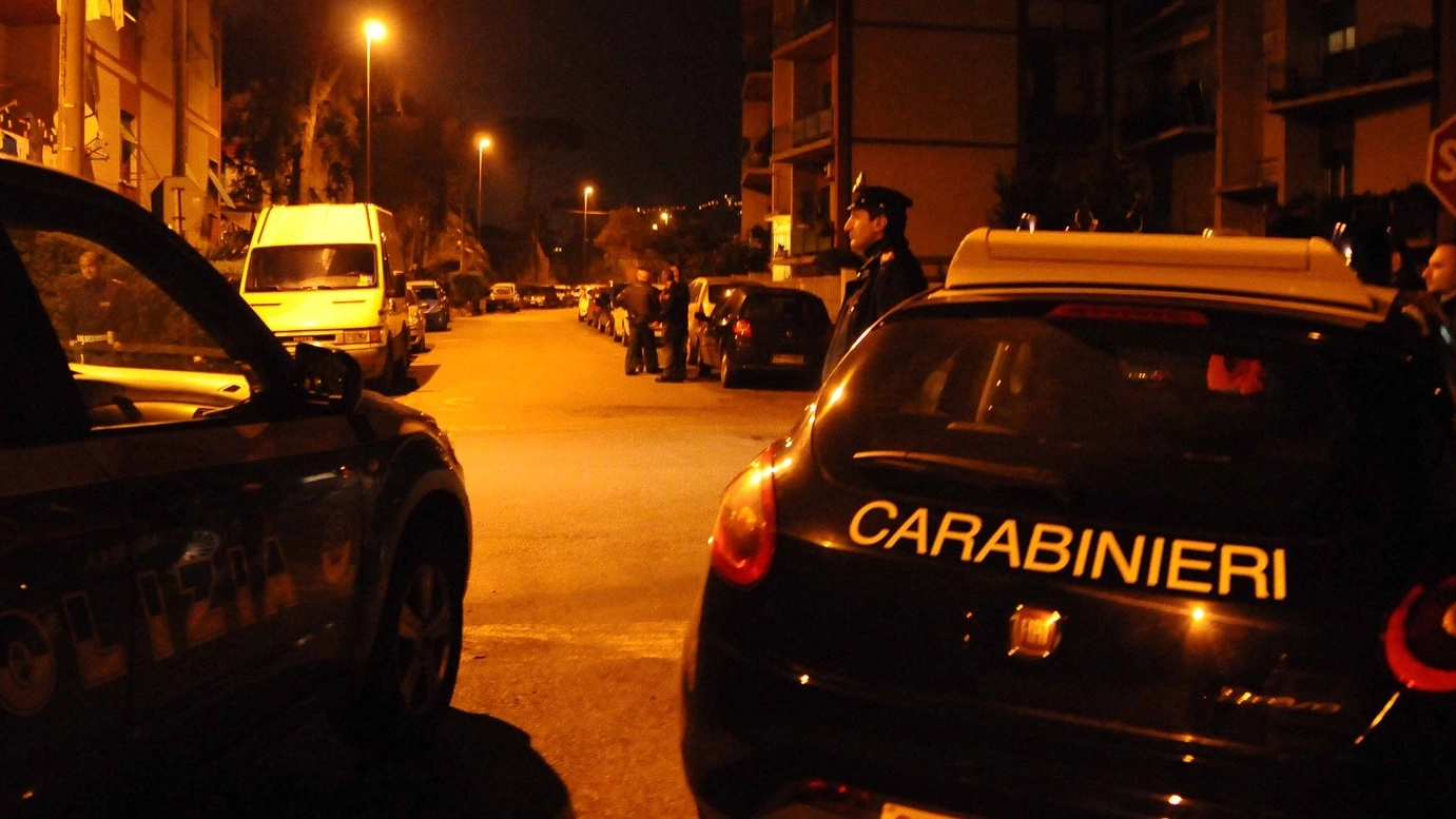 Polizia e carabinieri intervenuti in uno degli episodi legati alla cosidetta «faida dei Poggi» (foto d’archivio)