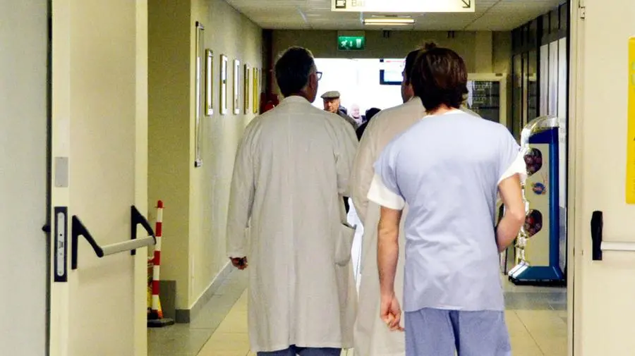 "Fai troppo rumore": paziente di 80 anni molla uno schiaffone e mette ko l'infermiere