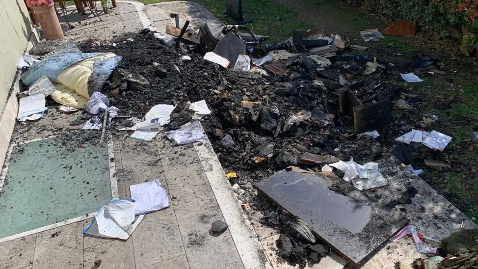 Alcuni mobili distrutti dalle fiamme Alcuni mobili distrutti dalle fiamme