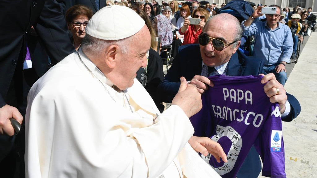 Rocco Commisso dona una maglia viola a Papa Francesco (foto ufficiale Acf Fiorentina)