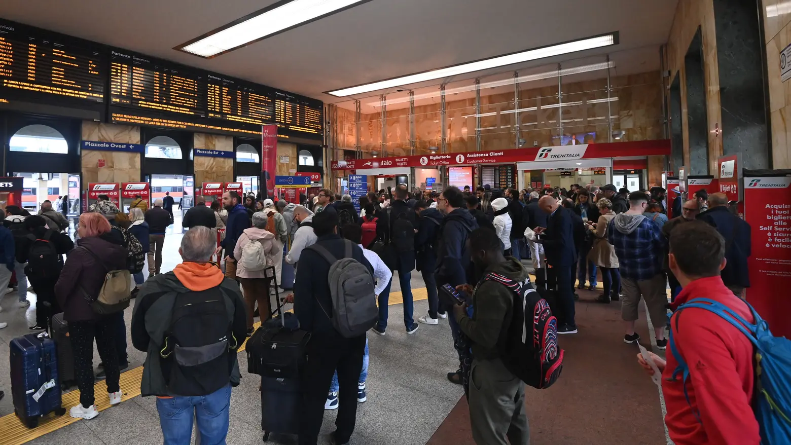 Disagi in stazione per il caos treni dovuto all'alluvione in Emilia-Romagna (FotoSchicchi)