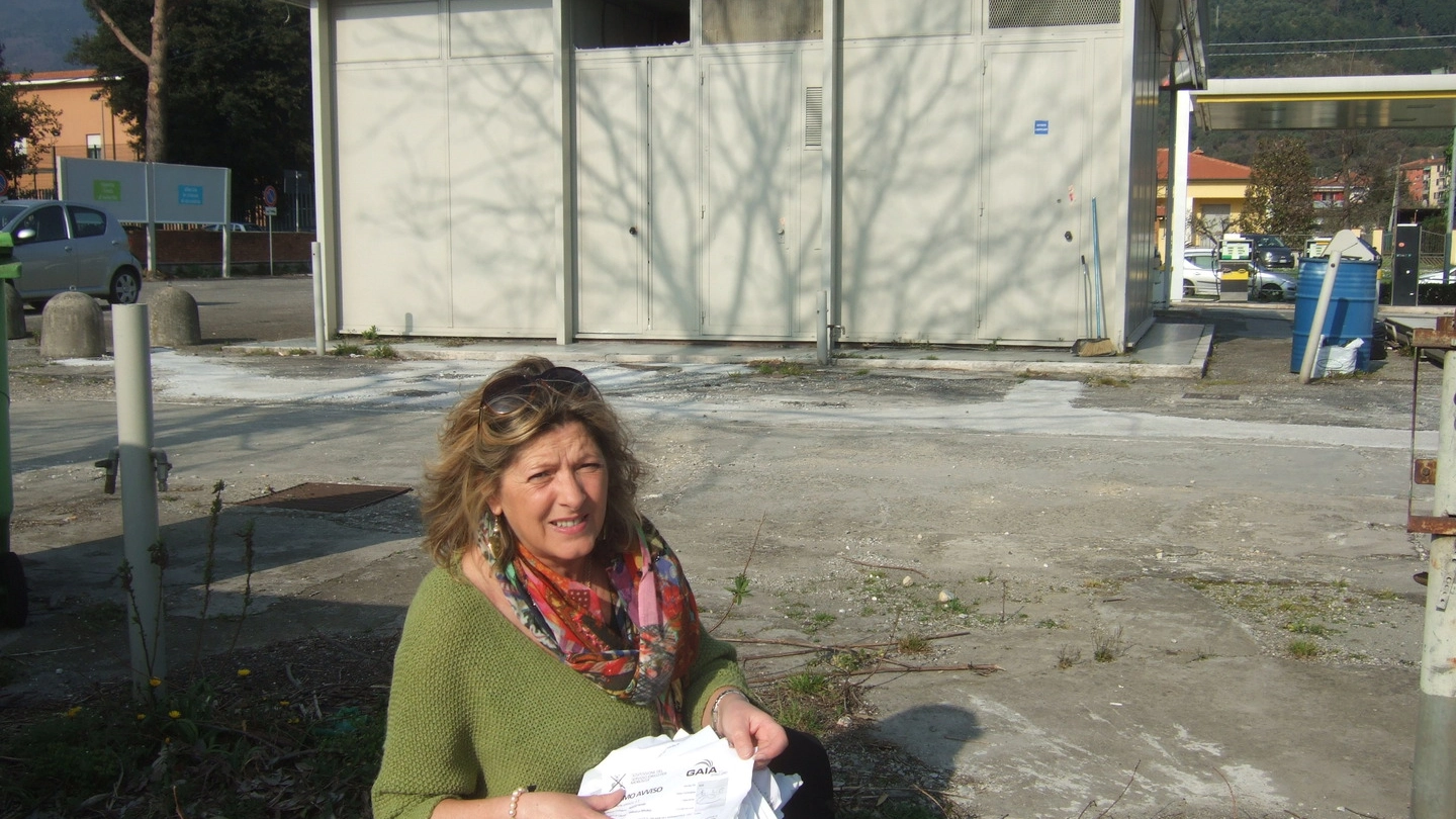 La giornalista de La Nazione Angela Maria Fruzzetti con gli avvisi di Gaia abbandonati