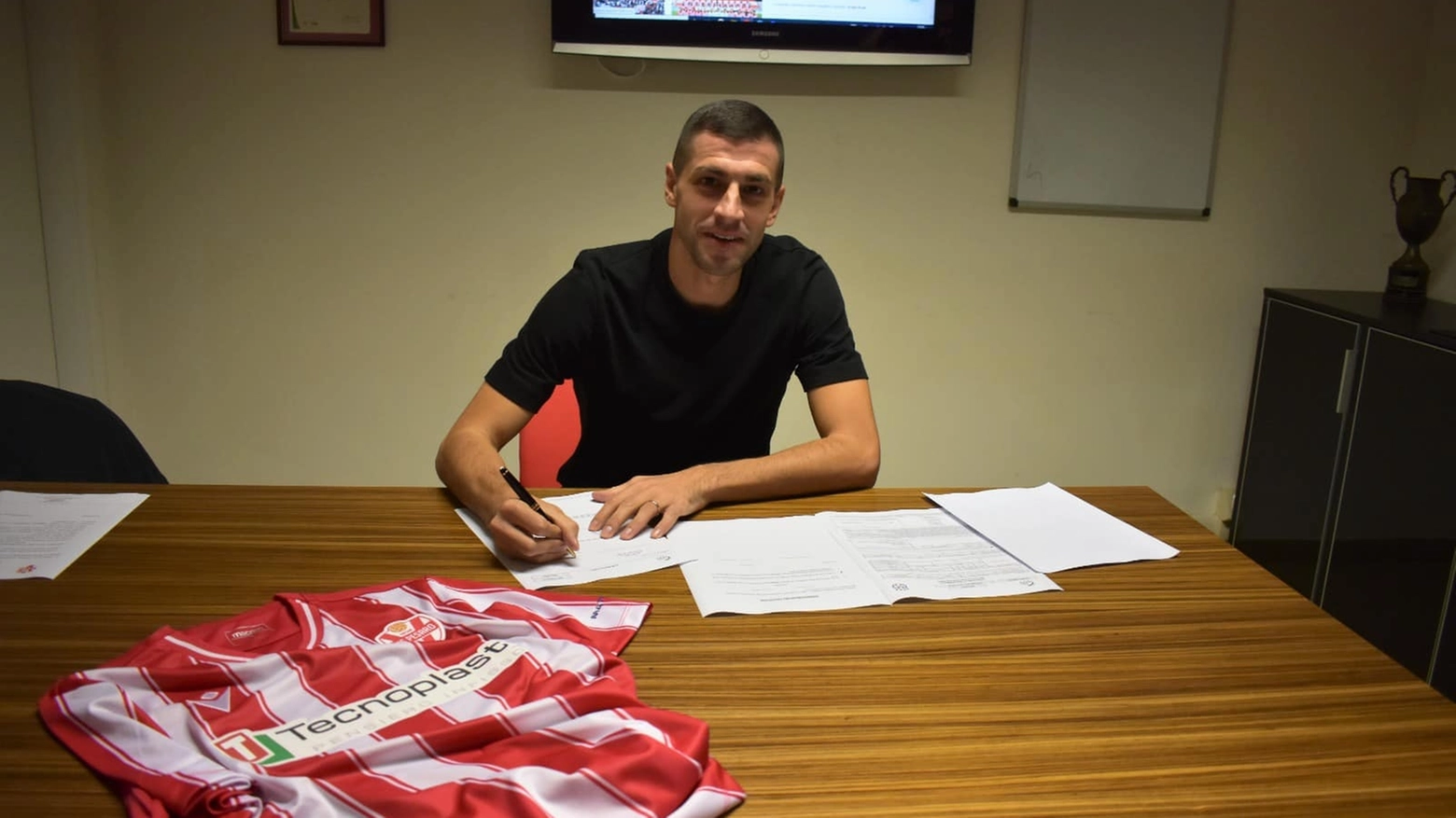 Manuel Pucciarelli accanto alla maglia della Vis Pesaro