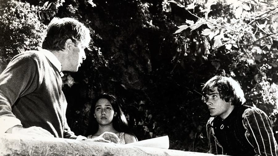 Franco Zeffirelli sul set a Pienza con Leonard Whiting e Olivia Hussey