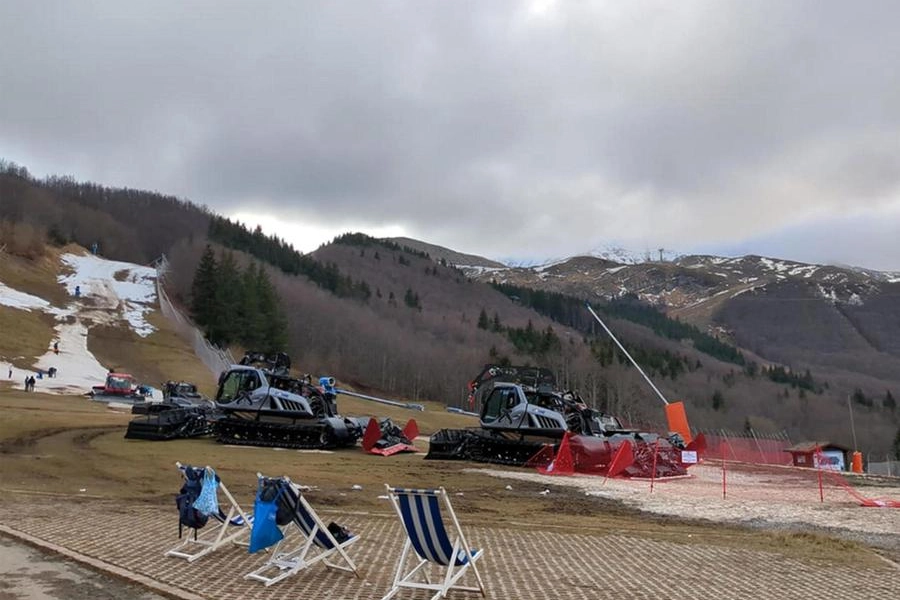 Il Monte Cimone (Modena), alto 2.165 metri e quasi senza neve nelle piste da sci