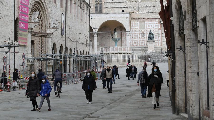 Gente in centro storico a Perugia (Crocchioni)