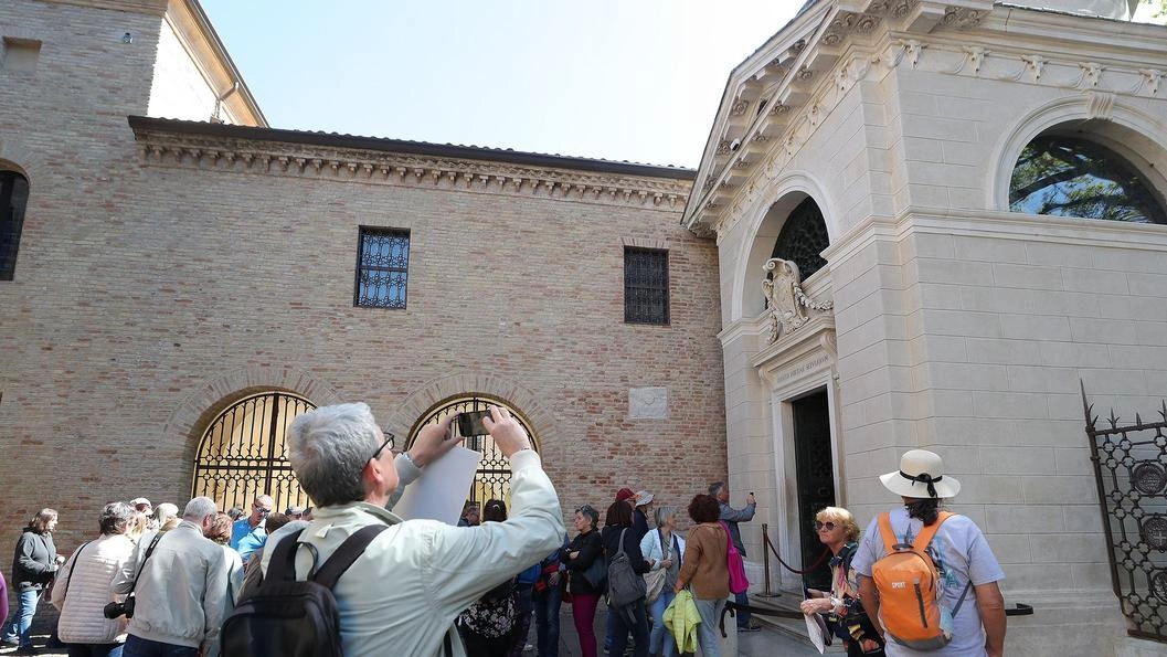 Dai Monti di Luni all’Emilia. La staffetta luminosanel segno di Dante Dai Monti di Luni all’Emilia. La staffetta luminosanel segno di Dante