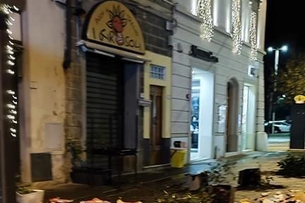 Vandali scatenati in via Ridolfi: danni ai dehors e alle fioriere