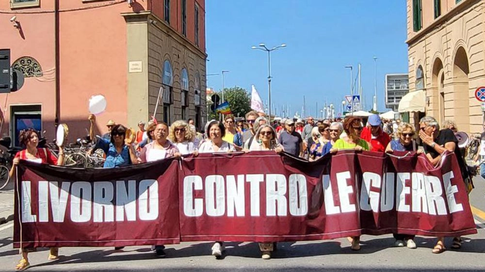<p>“Livorno contro le guerre”, sfilata per le vie del centro / <a href="https://www.iltelegrafolivorno.it/cronaca/livorno-contro-la-guerra-7851a8dd"><strong>Foto</strong></a></p>