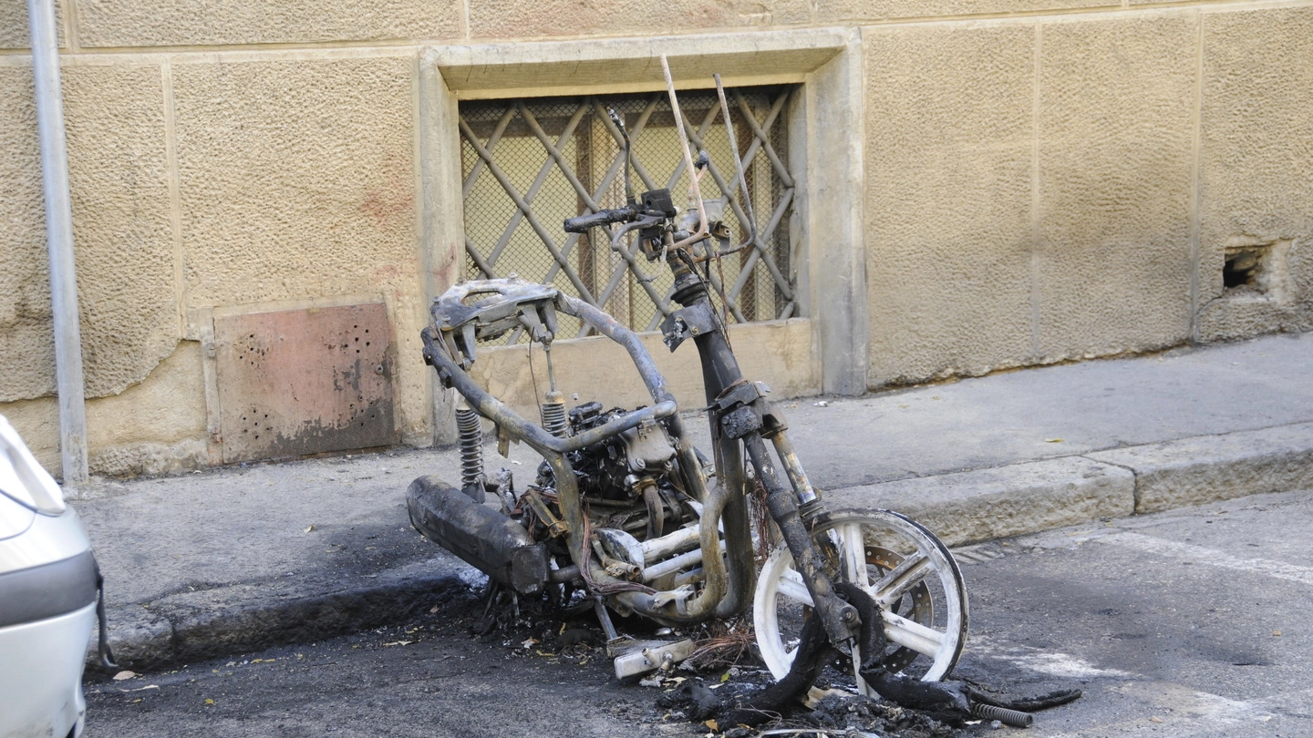 Uno dei motorini distrutti dalle fiamme (New Pressphoto)