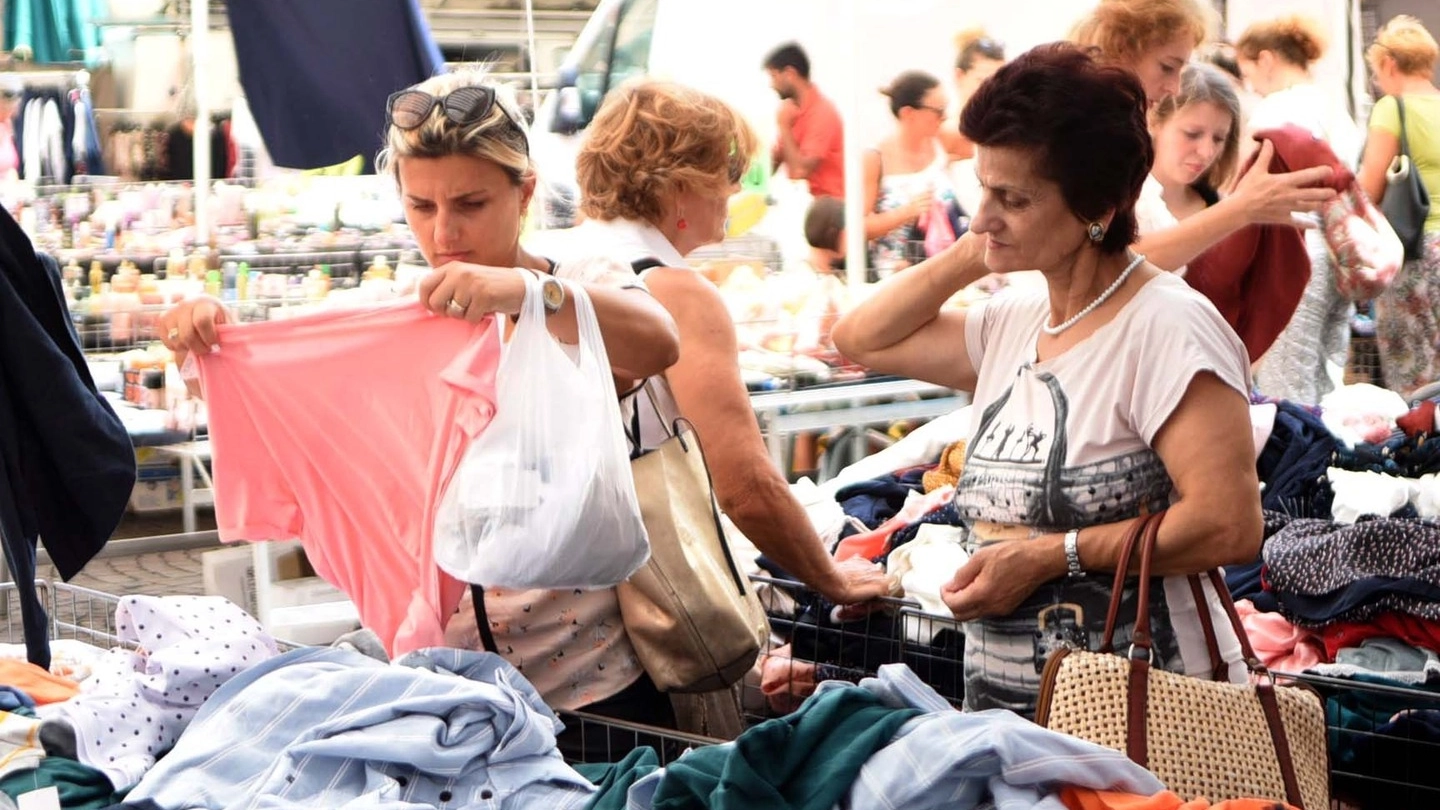 Il mercato di via Paparelli nel giorno di ferragosto rappresenta un’attrattiva per turisti e pisani