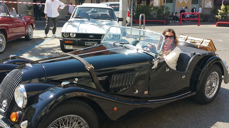 Auto d’epoca sfilano in centro città