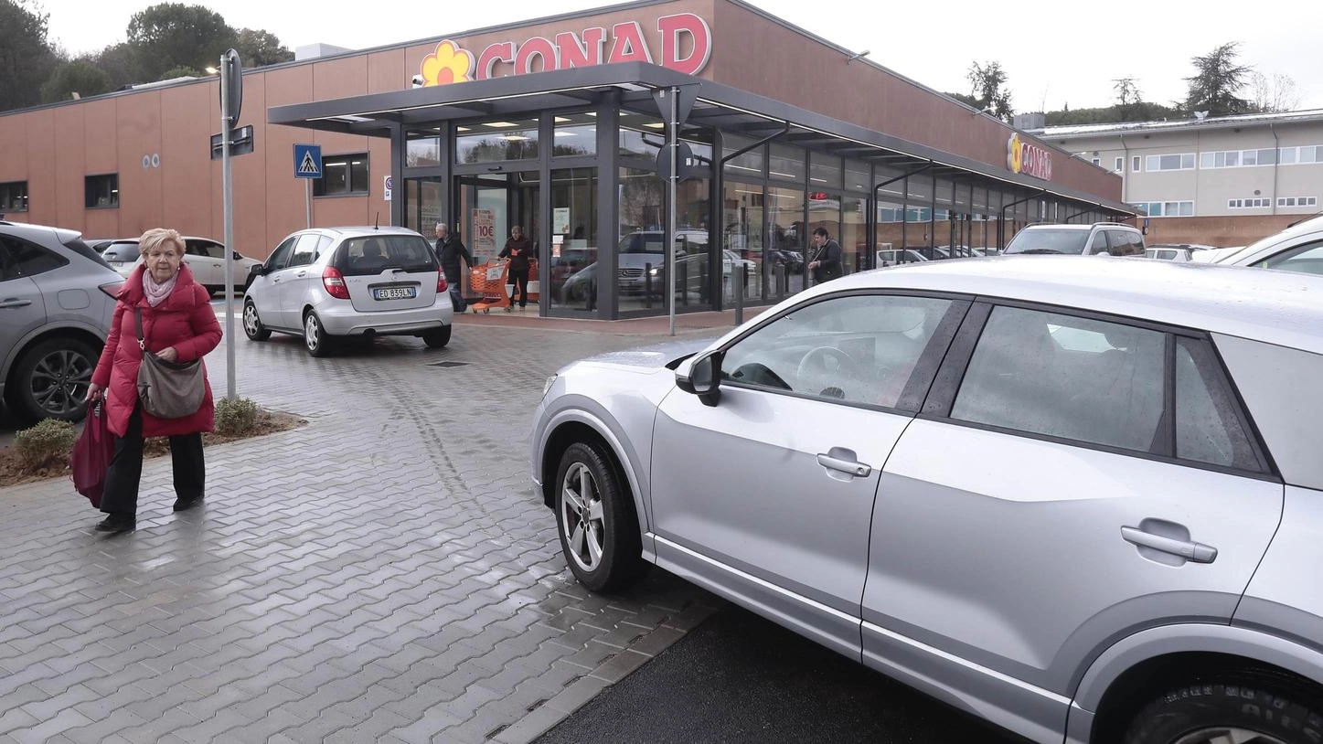 Il nuovo supermercato Conad a Fontebecci a Siena è stato inaugurato ieri con grande successo. 1500 mq di superficie di vendita, cinquanta addetti, cinque casse tradizionali, quattro self e sei torri di pagamento. Offerta di prodotti del territorio senese e toscano con oltre cinquecento referenze. Aperto dal lunedì al sabato dalle 8 alle 20,30 e la domenica dalle 8,30 alle 20.